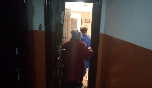 В Курской области пожарные вскрыли квартиру и спасли пожилую женщину