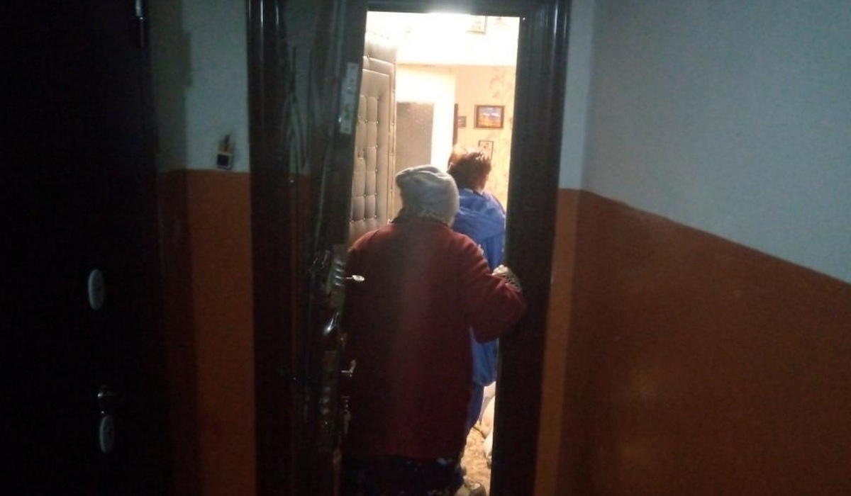 В Курской области пожарные вскрыли квартиру и спасли пожилую женщину