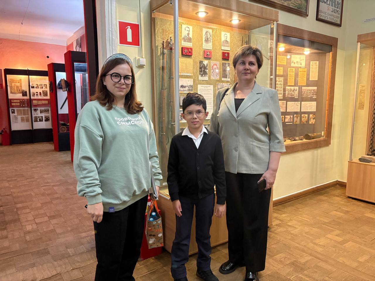 Александра Шайкина, экскурсовод Курского областного краеведческого музея, провела военно-патриотическую экскурсию для Абдулазиза Айдарова, победителя Всероссийского детского конкурса «Горжусь Победой!»
