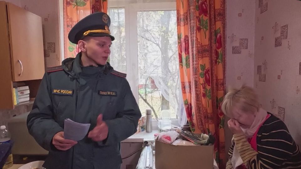 123 Глаз да... газ!. Сотрудники МЧС в преддверии зимы провели рейд по безопасности вместе с сотрудниками газовой службы. Специалисты проверили исправность газового оборудования и напомнили курянам о технике безопасности