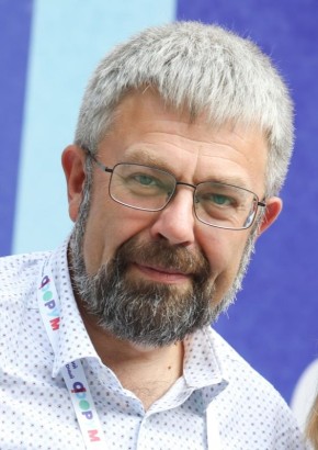 Курский поэт Максим Амелин получил награду из рук Джеки Чана