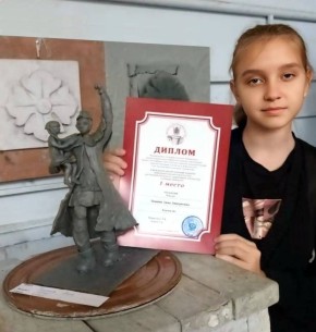 Юная курянка Анна Тишина выиграла золото на конкурсе «Артлицей Петербург. Защитники Отечества в сердце каждого»