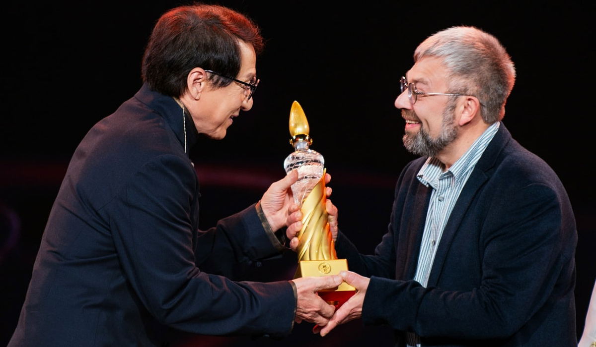 Курский поэт Максим Амелин получил престижную китайскую премию из рук Джеки Чана