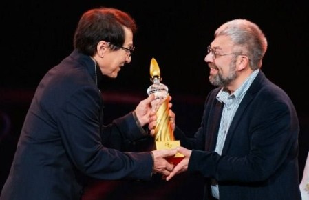 Курскому поэту Максиму Амелину вручил награду Джеки Чан