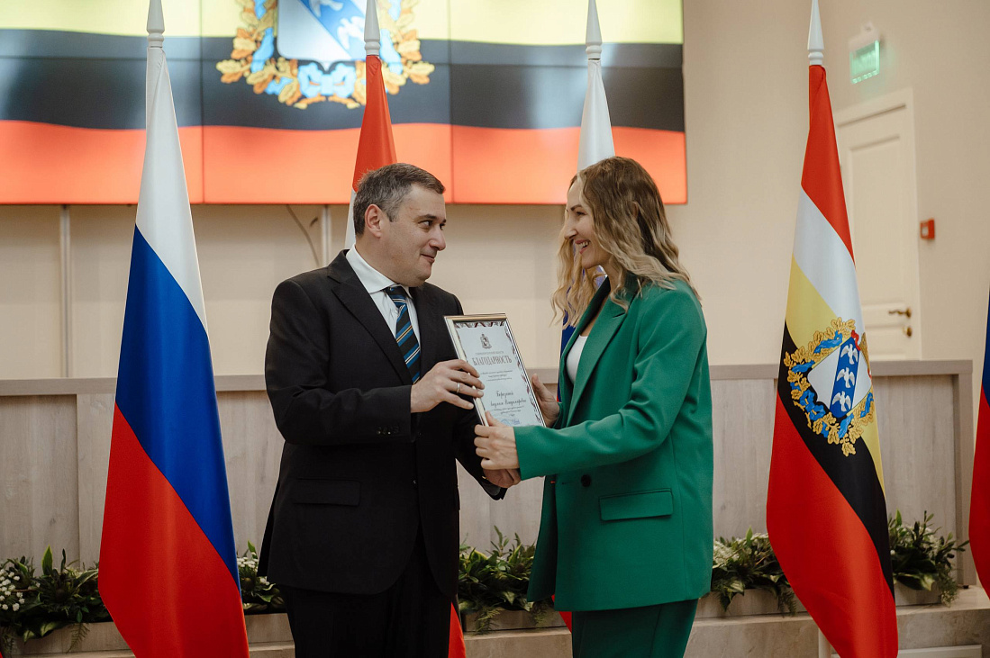 В День работника суда Александр Хинштейн вручил благодарности отличившимся сотрудникам