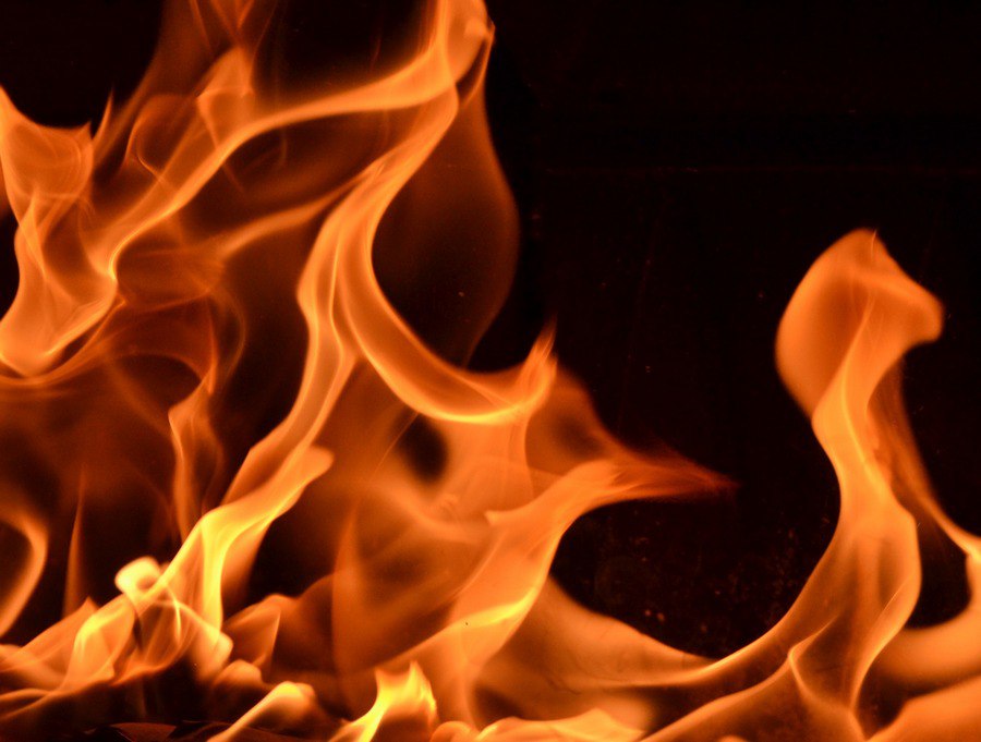 В Курске массажист попытался сжечь машину бывшего начальника, но загорелся сам