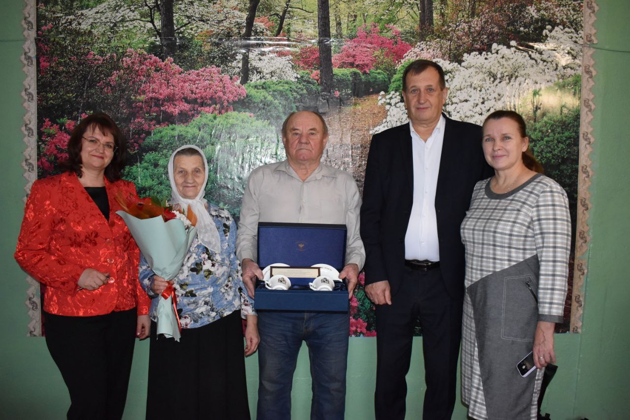 Александр Фролков: Сегодня честововали «золотых» юбиляров семейной жизни: Марию Васильевну и Владимира Ивановича Бобковых из поселка Магнитный, которые отметили 50-летие со дня бракосочетания