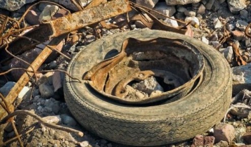 Курянина заставили убрать свалку на своем участке