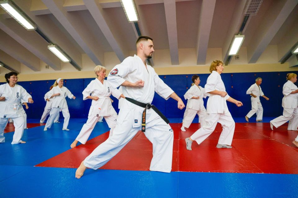 Участники проекта «Курское долголетие» успешно сдали квалификационный экзамен по киокусинкай
