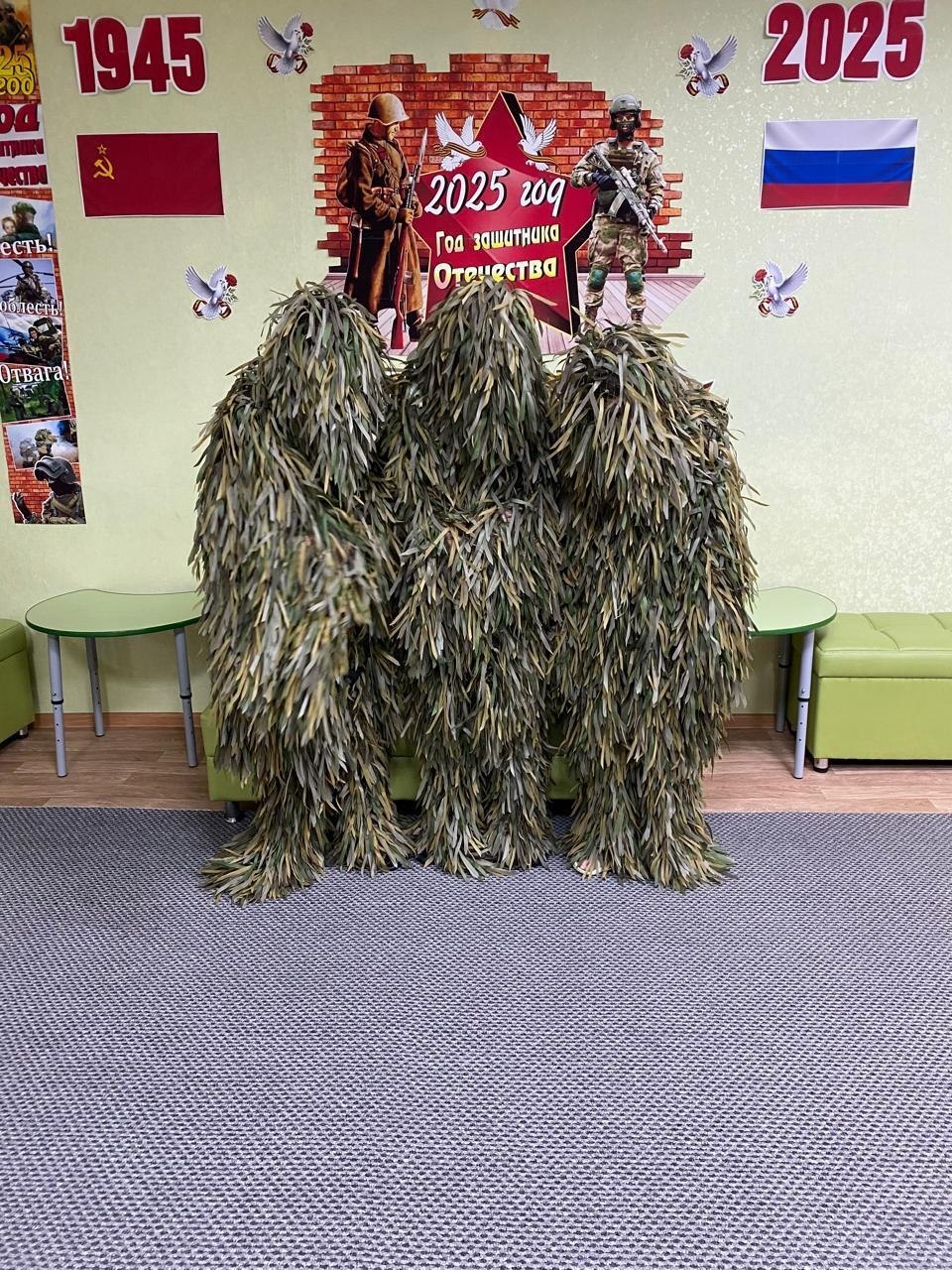 Специалисты и воспитанники Щигровского центра социальной помощи семье и детям «Импульс» продолжают помогать участникам специальной военной операции и создают маскировочные костюмы «Леший»