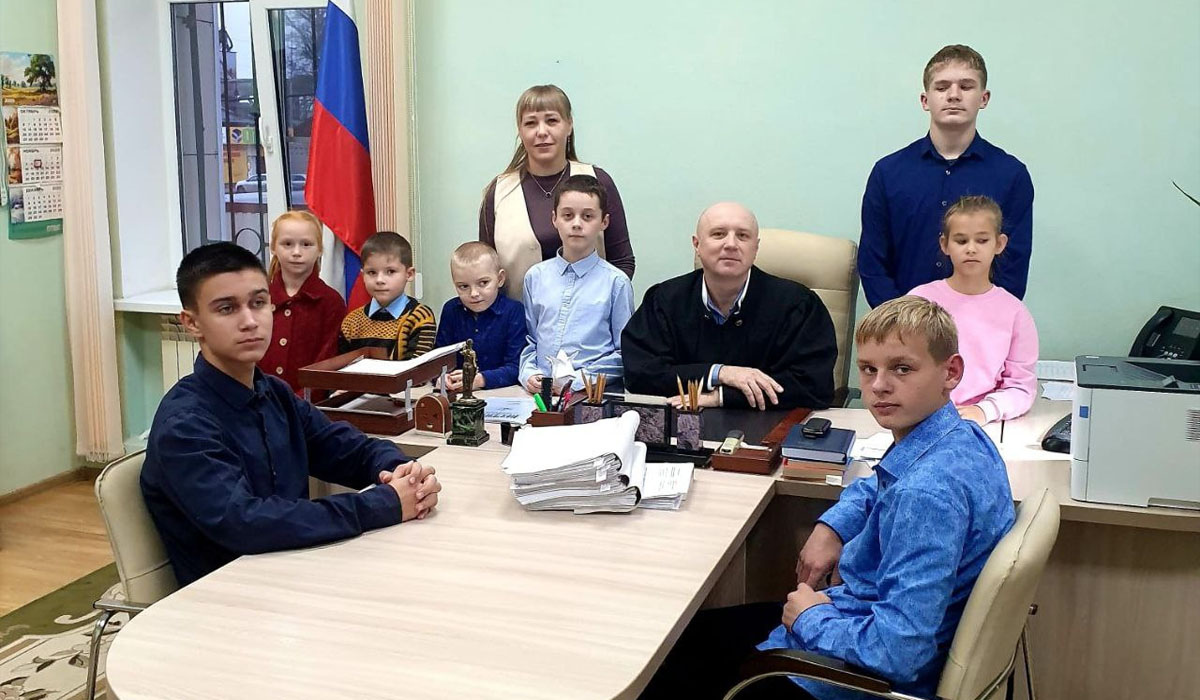 В Курской области воспитанники центра «Содействие» посетили районный суд