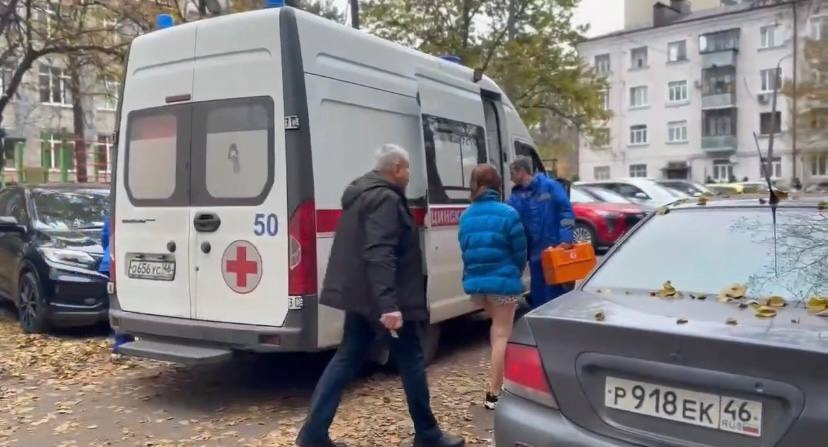 Пожарные спасли 13-летнюю девочку из горящей квартиры в центре Курска