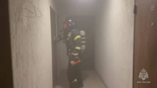 В центре Курска пожарные спасли из горящей квартиры 13-летнюю девочку