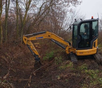В Курске расчистили водоотводную канаву на улице Братской