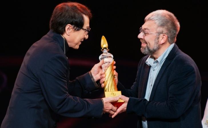 Курский поэт получил награду из рук Джеки Чана