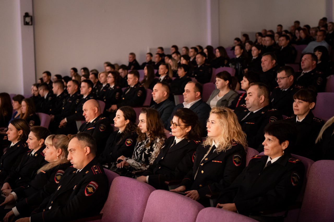 Курские стражи порядка принимают поздравления