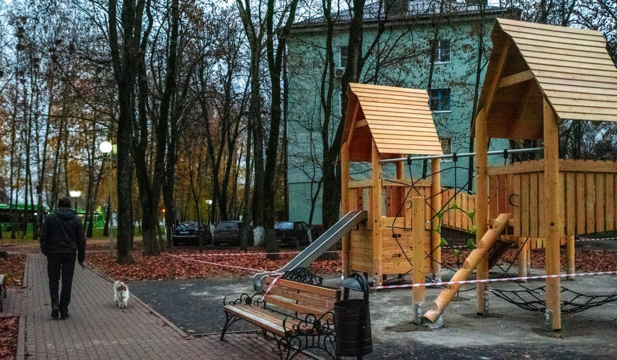 В Курске в сквере «Триумф» устанавливают новые детские площадки