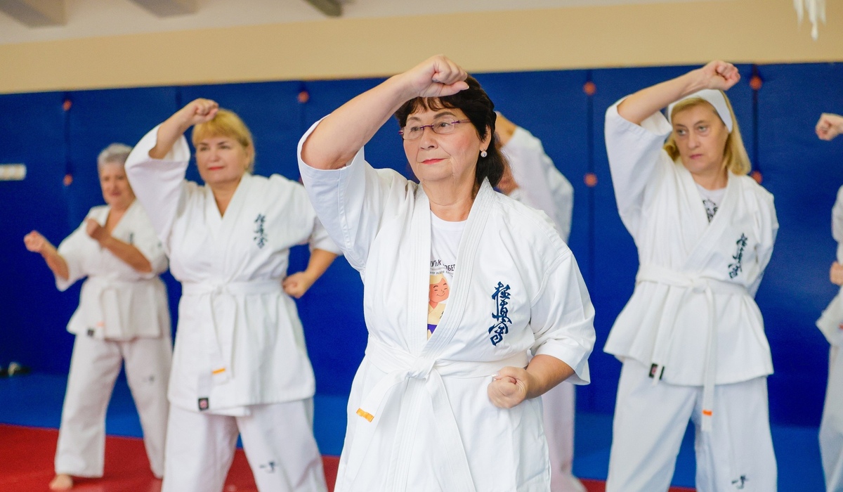 В Курской области пенсионеры сдали экзамен по карате