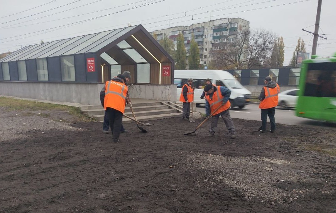 В Курске специалисты приступили к обустройству территории возле пешеходного перехода в районе остановки общественного транспорта «Налоговая инспекция»