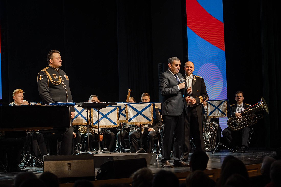 В Курске выступил Центральный концертный образцовый оркестр Военно-Морского Флота России им. Н.А. Римского-Корсакова – один из лучших творческих коллективов Вооруженных Сил РФ. Концерт посетил губернатор Курской области...