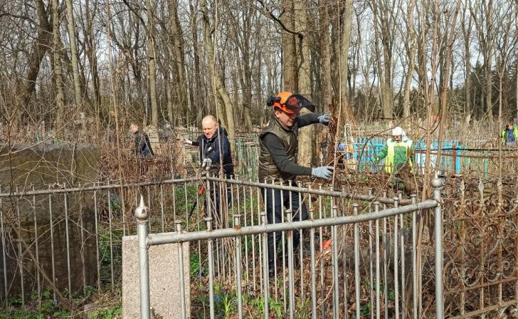 Курские студенты наводят порядок на Никитском кладбище