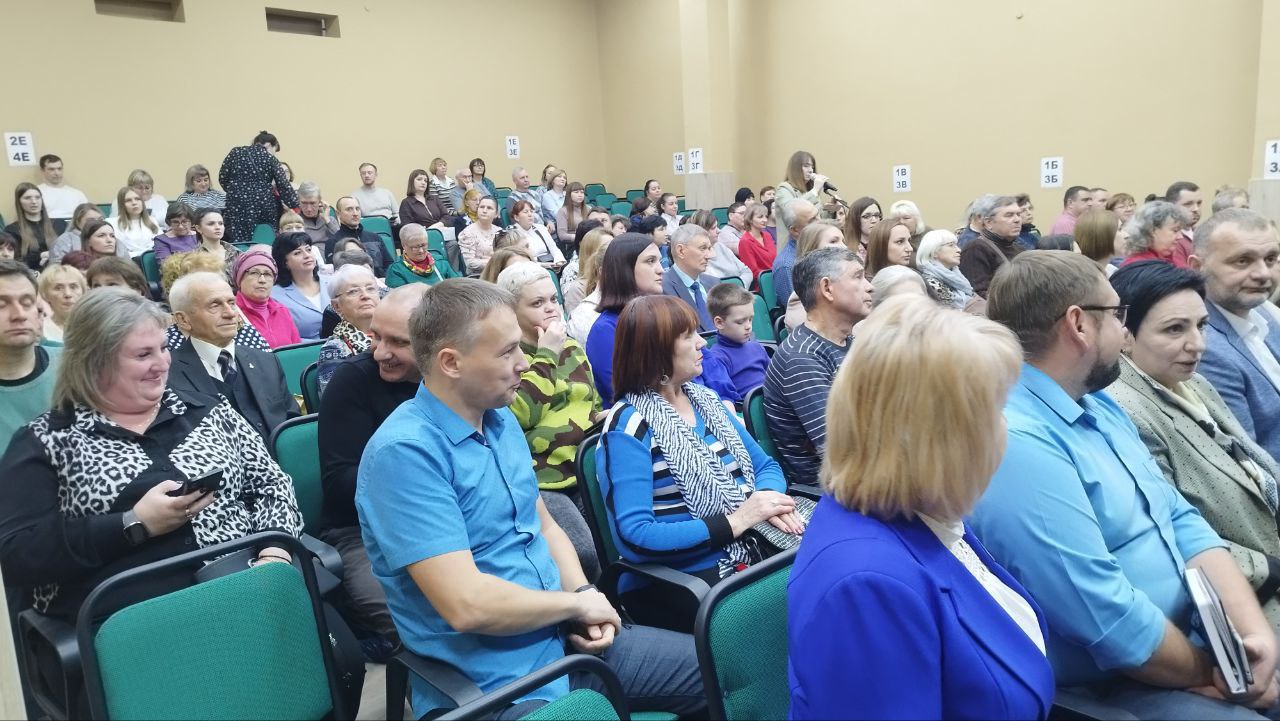 В зале присутствуют представители разных комитетов и управлений, депутаты горсобрания