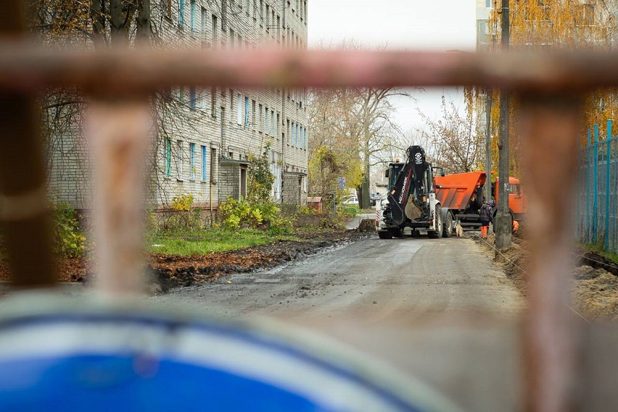 В Курске около школы №50 исправляют дефекты асфальтового покрытия
