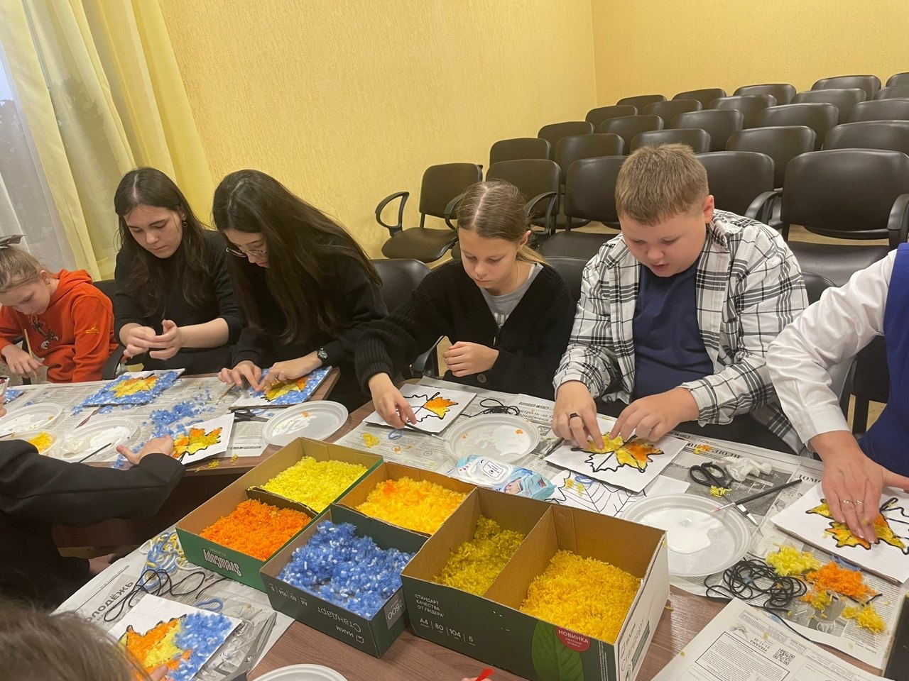 Преподаватель детской школы искусств Екатерина Мурыкина провела мастер-класс для участников программы «Пушкинская карта» на тему «Нетканый гобелен»