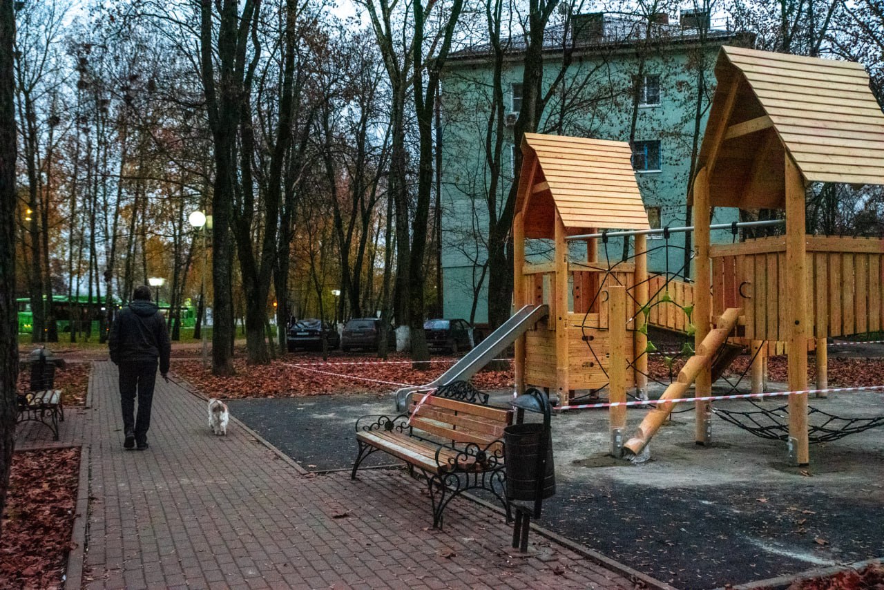 В сквере «Триумф» в Курске устанавливают новые детские площадки