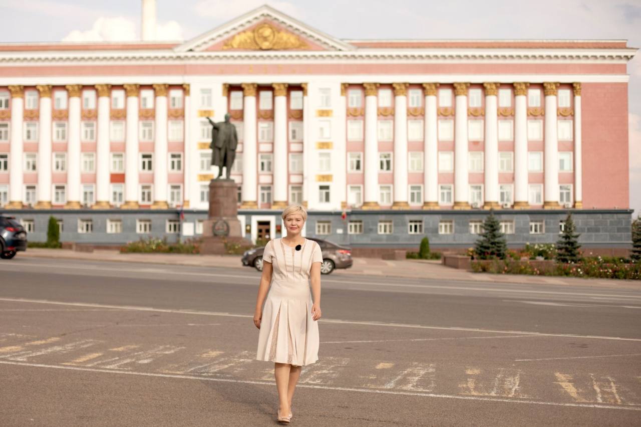 Екатерина Харченко: Дому Советов -75. Ровно 75 лет назад, 7 ноября, на Красной площади Курска было торжественно открыто одно из самых узнаваемых зданий города – Дом Советов