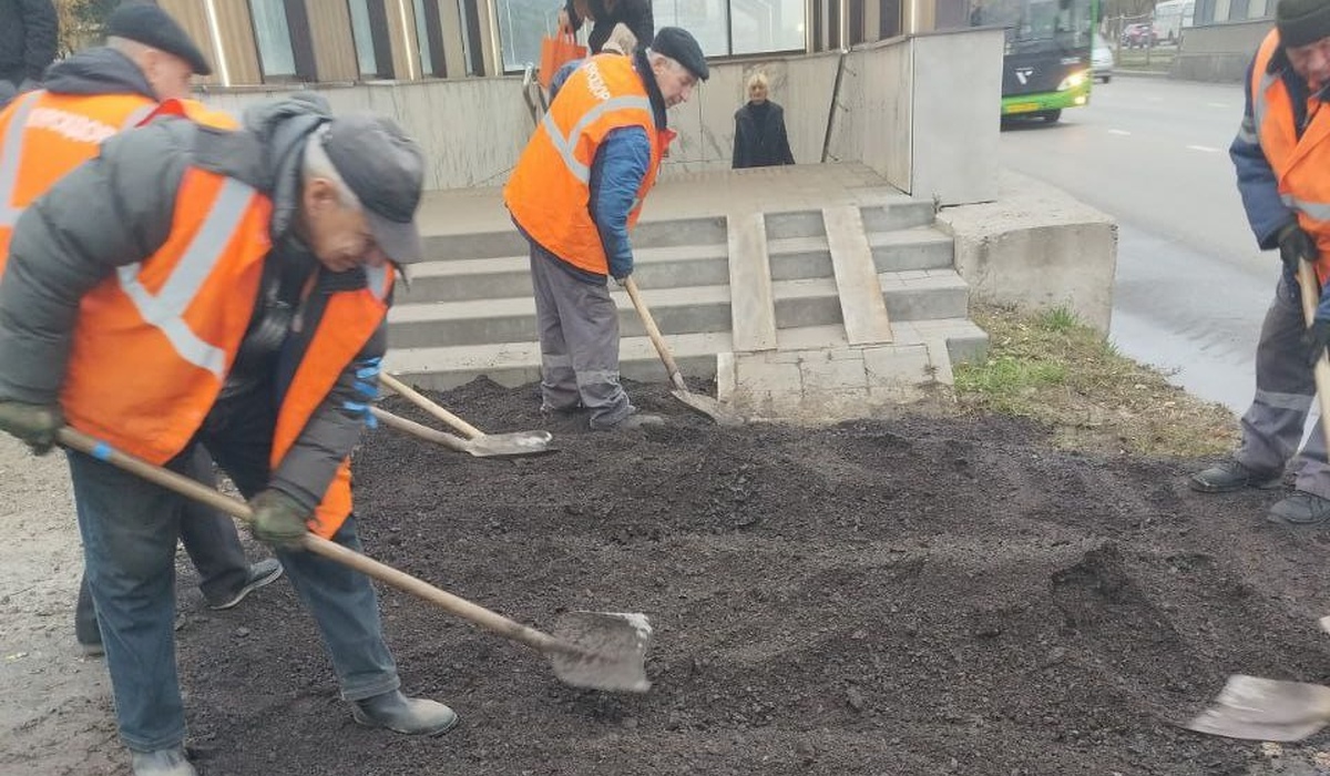 В Курске приводят в порядок территорию возле остановки «Налоговая инспекция»