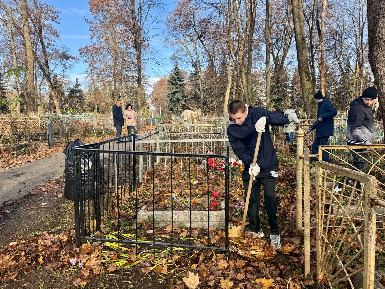 На Никитском кладбище Курска студенты наводят порядок