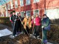 Геннадий Енютин: Пользуясь возможностью ноябрьских погожих дней, сегодня сотрудники администрации района, централизованной бухгалтерии, управления ОДОМС провели субботник и убрали территорию вокруг административных зданий