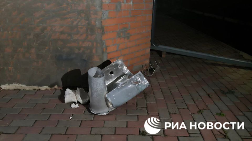 Спецслужбы работают на месте падения обломков украинского беспилотника в Курске, проводится подомовой обход