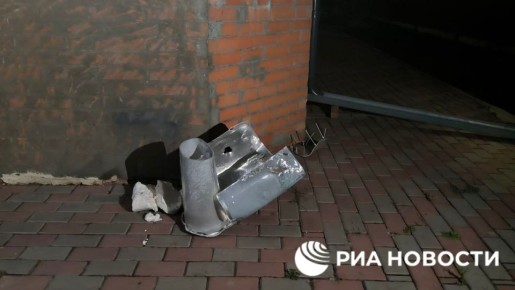 Спецслужбы работают на месте падения обломков украинского беспилотника в Курске, проводится подомовой обход