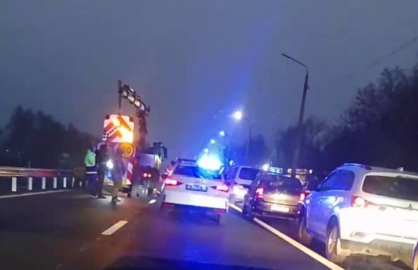 Под Курском на трассе машина сбила дорожного рабочего