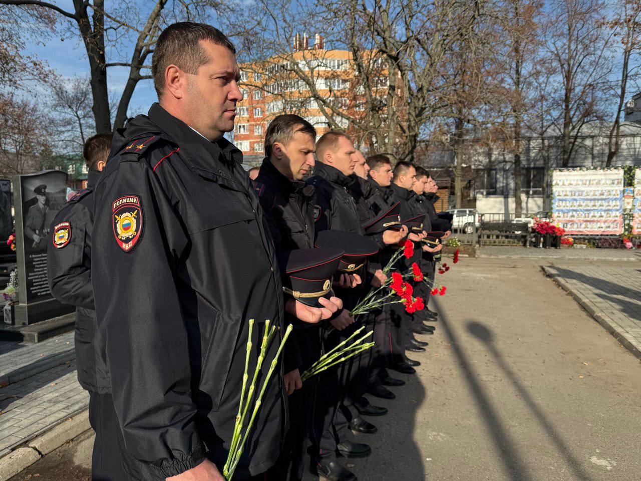В Курске в День памяти погибших сотрудников органов внутренних дел на Мемориале «Памяти павшим в годы Великой Отечественной войны 1941-1945» сотрудники УМВД России по Курской области почтили память коллег, погибших при...