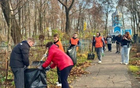 Студенты Курска взяли шефство над участками Никитского кладбища и поддерживают порядок на постоянной основе