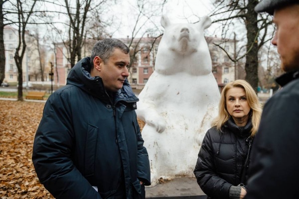 Хинштейн потребовал отмыть скульптуры в парке Пионеров в Курске