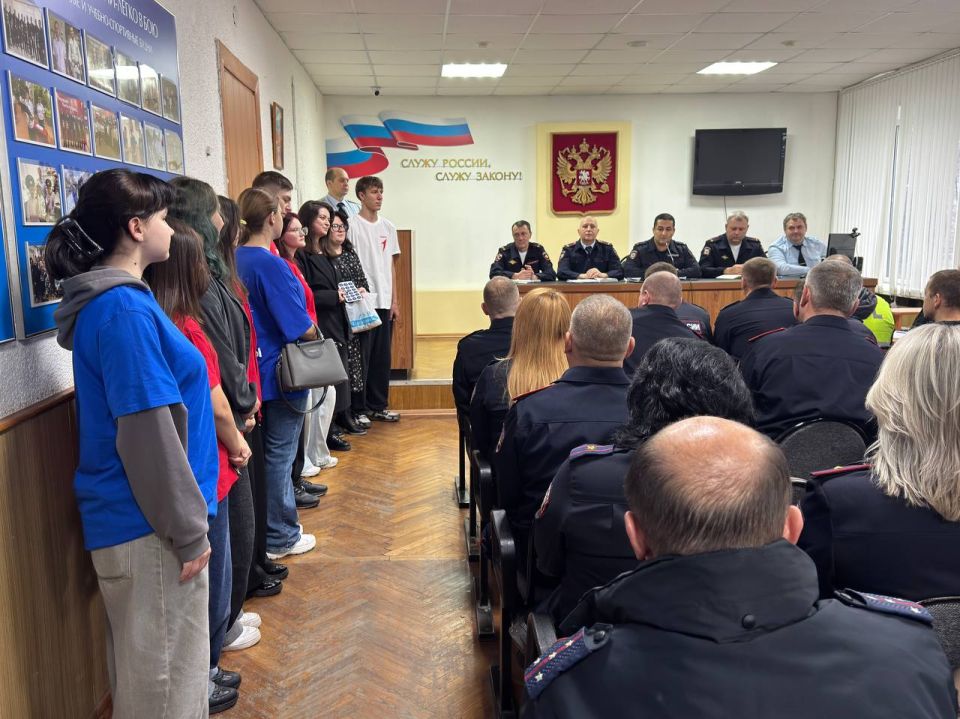 Представители ЦДТ и активисты «Движения Первых» поздравили железногорских полицейских с наступающим Днем сотрудника органов внутренних дел