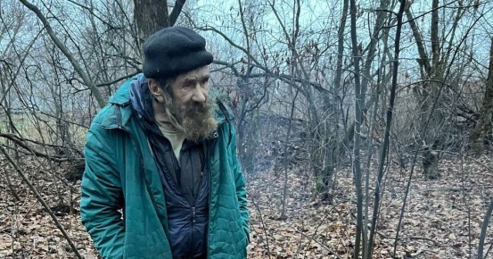 Волонтеры нашли напуганного дедушку без документов в лесополосе Курска