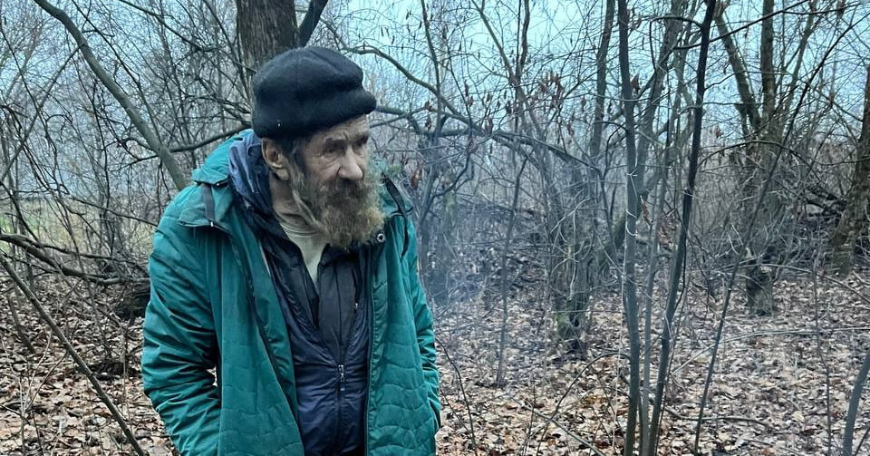 Волонтеры нашли напуганного дедушку без документов в лесополосе Курска