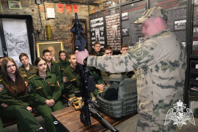 Росгвардецы рассказали курским школьникам о Михаиле Калашникове