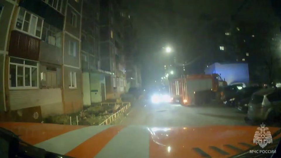 Спасатели в Курске задержались к месту пожара из-за припаркованных машин