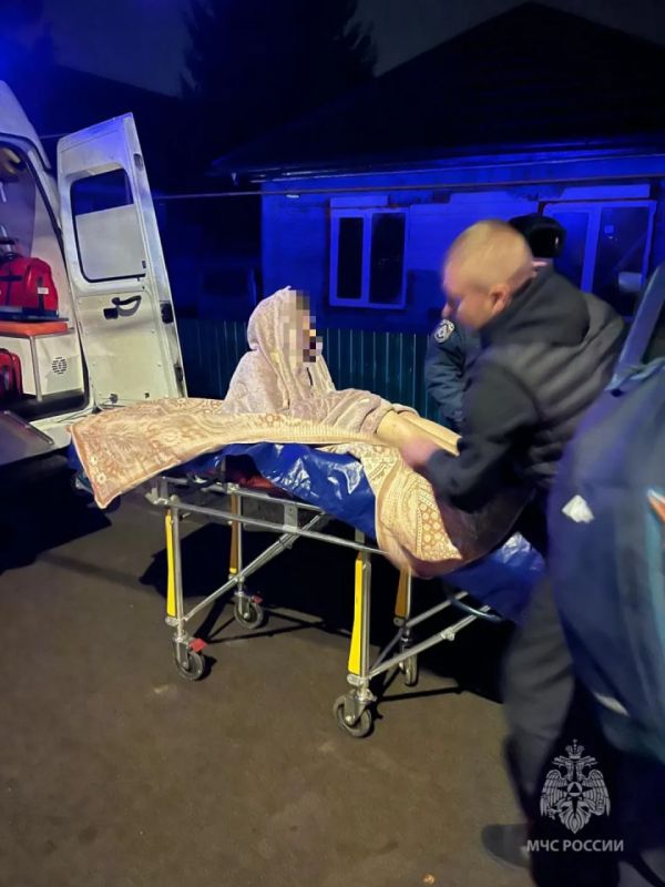 Очевидцы вытащили 87-летнюю пенсионерку из пожара в Курской области