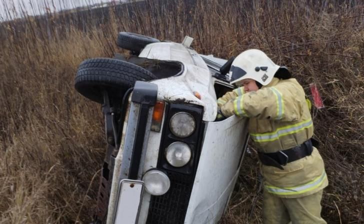 На трассе возле Курска в перевернувшемся авто погибла 66-летняя женщина