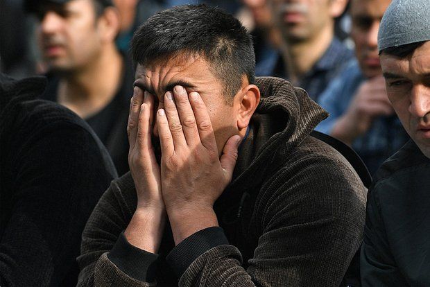 Групповой намаз в центре Москвы сняли на фото