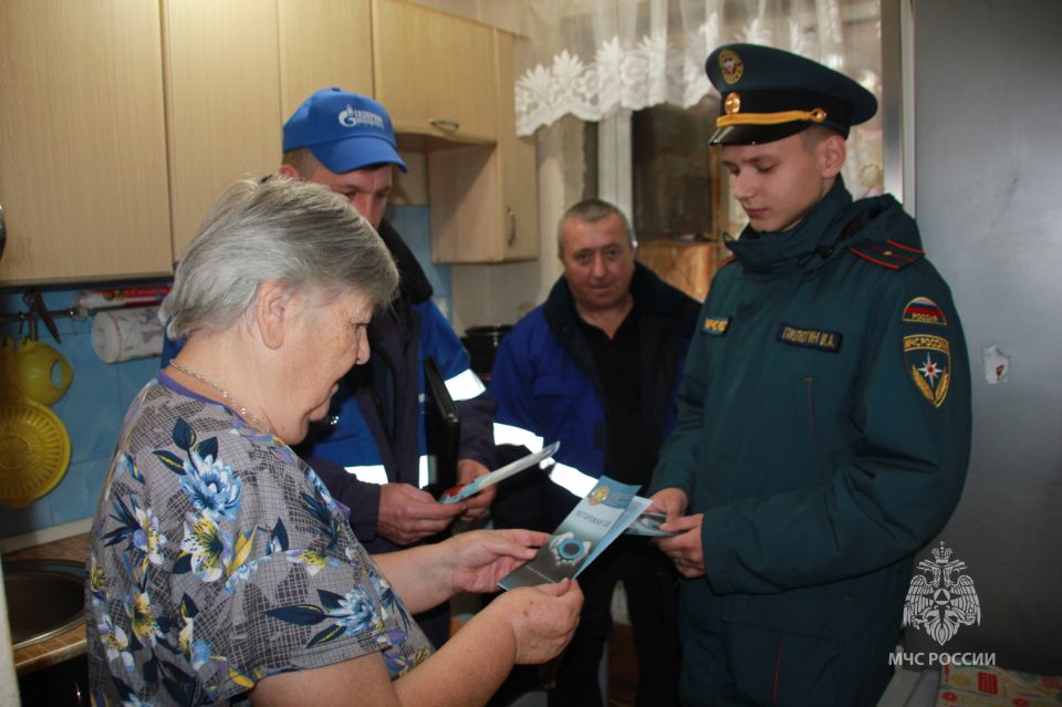 Сотрудники МЧС России и представители газовой службы провели совместный рейд по пожарной безопасности