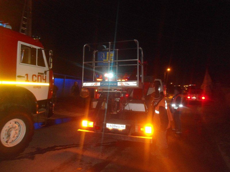 В Курске ночью сгорели два автомобиля в гараже