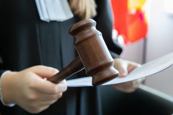 Многодетную курянку оштрафовали за посты с символикой запрещенного движения в соцсетях